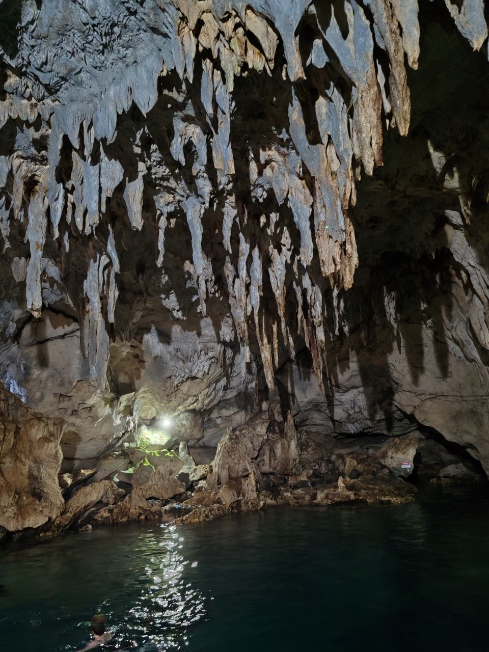 Подземный бассейн и сталактиты в Hinagdanan Cave